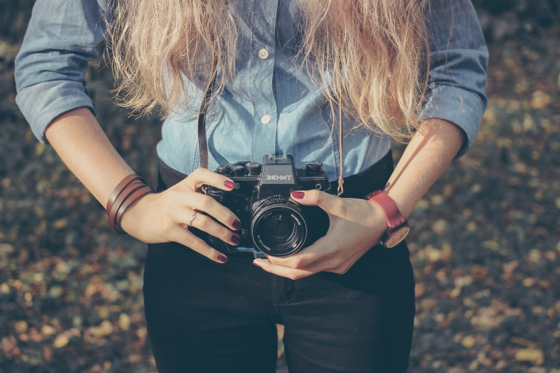 photographe-LA BOLLENE VESUBIE-min_hand-person-girl-woman-camera-photography-614-pxhere.com