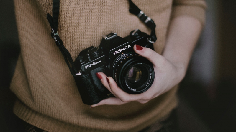 photographe-LA BOLLENE VESUBIE-min_woman-camera-photography-photographer-slr-dslr-319-pxhere.com